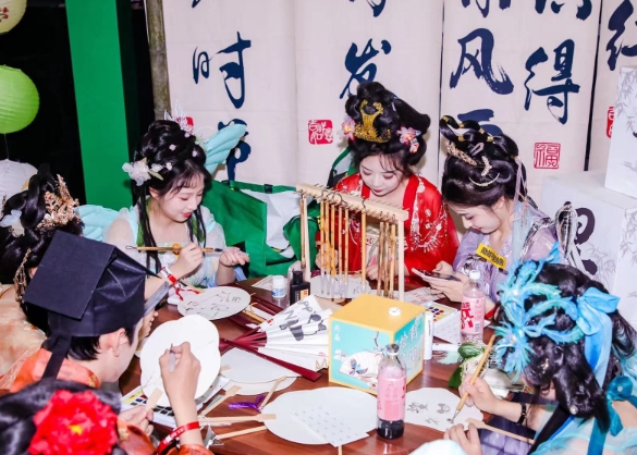 現(xiàn)場(chǎng) | 這一場(chǎng)播主們的聚會(huì)，是青春與創(chuàng)意的盛宴